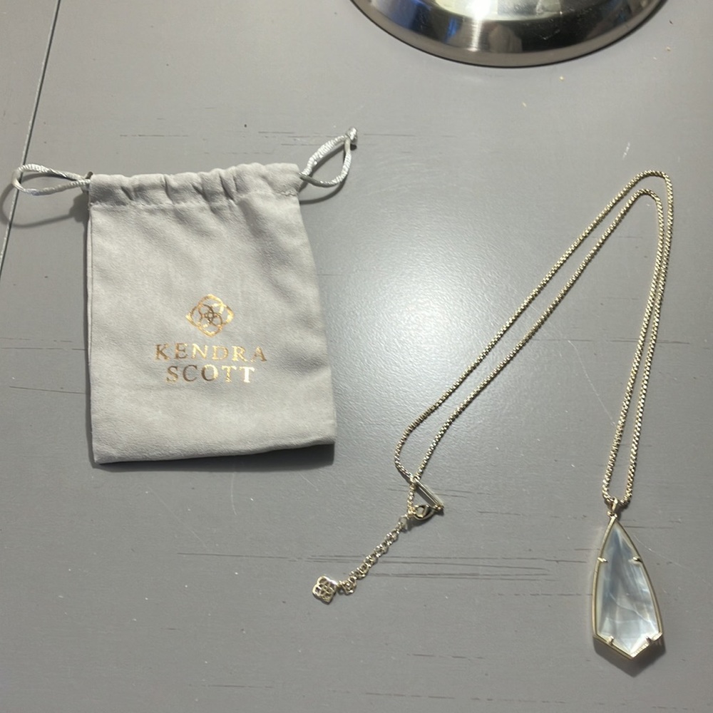 KENDRA SCOTT Carole Long Pendant Necklace